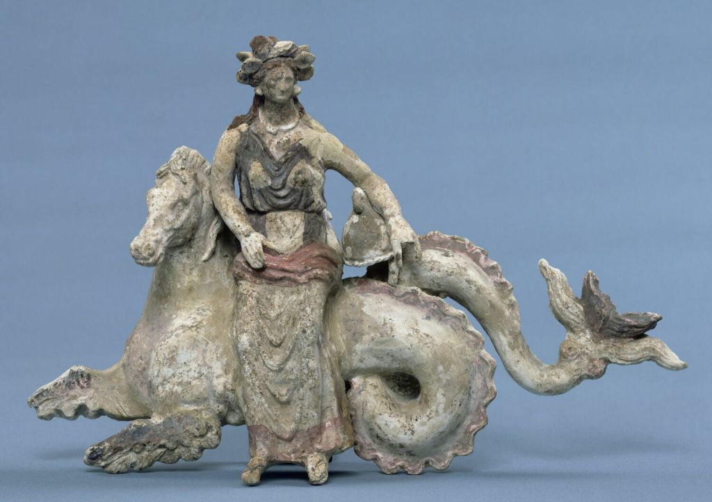 Sono esposte al Louvre due preziose Nereidi di terracotta dell’antica Canosa ritenute di provenienza&nbsp;illecita.